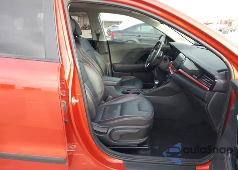 2020 Kia Niro Touring Special Edition z USA, uszkodzony, nr VIN KNDCC3LC8L5393247